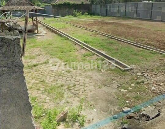 Tanah tidak jauh dari jalan raya di Limo
