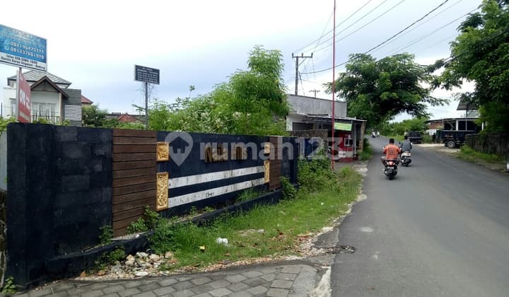 Tanah di jalan utama Goa Gong
