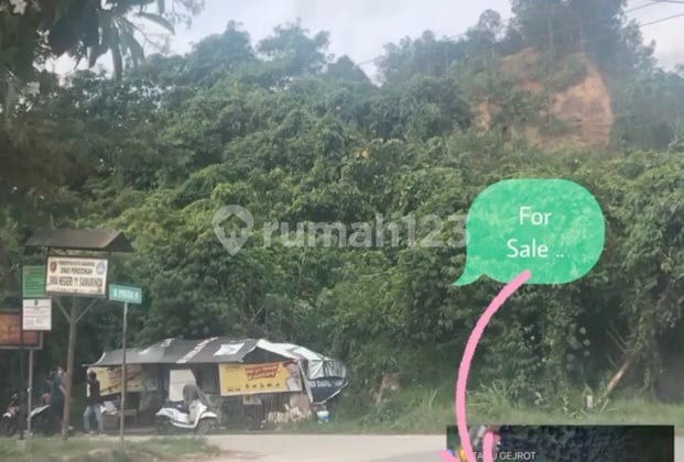 Tanah Hoek di jalan utama Sambutan Samarinda Tanah Hoek di jalan utama Sambutan Samarinda