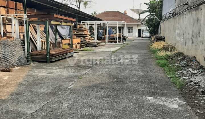 Gudang siap pakai, hanya dihitung tanah, di jalan besar Hasyim Ashari