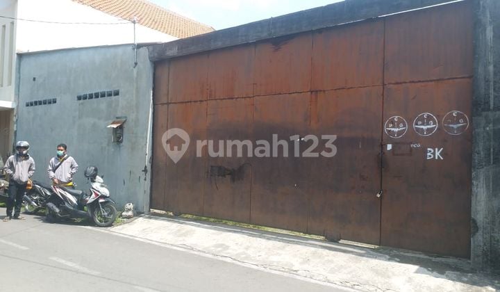 Who Built Land Plots in Tipes Solo City Close to the Main Road?