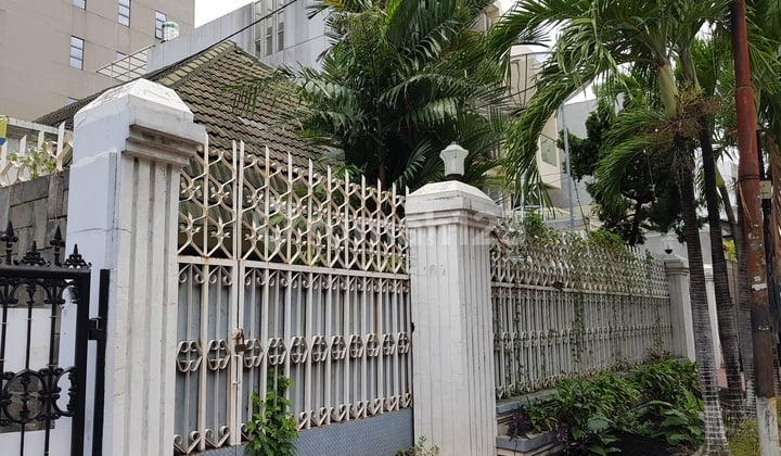 FOR SALE OLD HOUSE IN CIDENG RARELY ON THE MARKET, STRATEGIC LOCATION