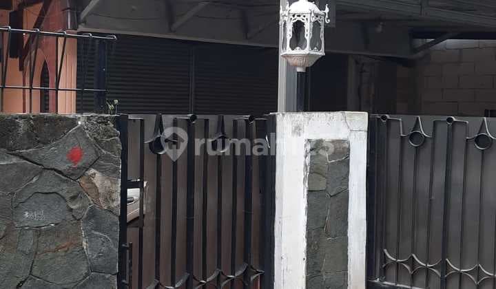 Bangunan Rumah lama dijual, Hargai tanah saja lokasi di Jl. Darmajaya Pejaten Barat.