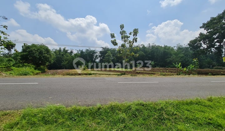 Land by the roadside in Solo Tawangmangu