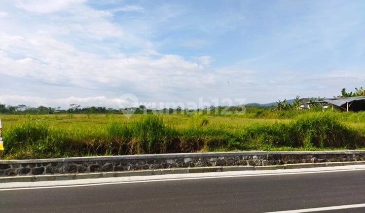 Land on Jl. Raya Magelang Bandongan, in front of the Market and Bandongan Rest Area, Magelang.