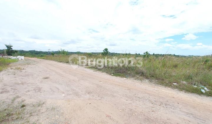 IN THE LAND ON THE MAIN ROAD 30 METERS