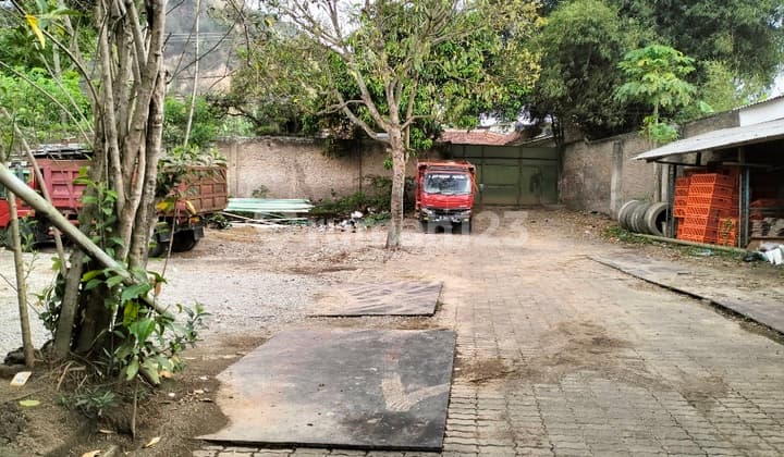 Land with a building in Kutawaringin, accessible via the main road for containers.