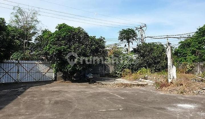 Lokasi cocok untuk gudang atau area komersil lainnya. Akses masuk sangat lebar. Denpasar Timur