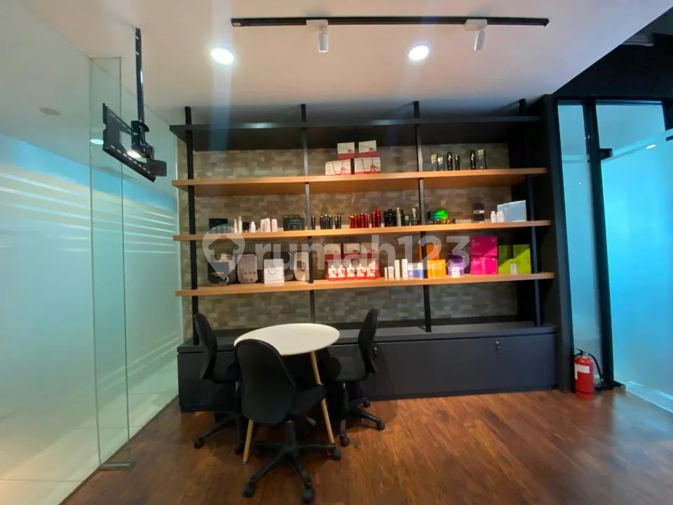 Disewakan Ruang Kantor Central Park Apl, Lokasi Strategis, Dekat dengan Mall Central Park
