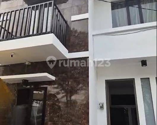 Dijual Rumah 3 Lantai - Babatan Pratama, Surabaya