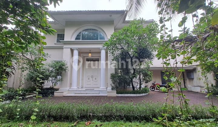 Classics House.. Nice Garden & Pool.. Close To Sudirman