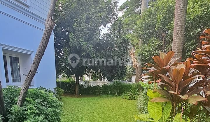 Rumah Klasik, Kolam Renang dan Taman yang Indah, Semifurnish, Siap Huni