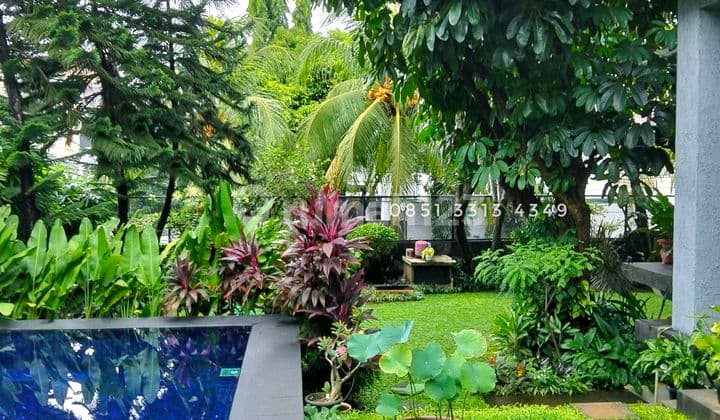 Modern Tropical Style. Taman Luas Ada Hall Besar