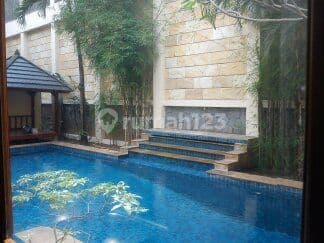 Classic House...very Quiet...big Room .close To Sudirman