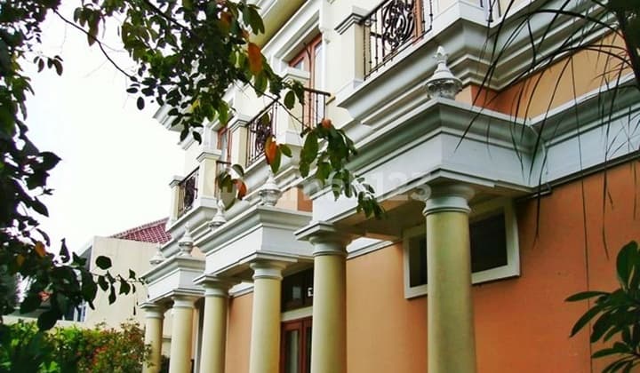 Luxury House Classics Style Nice Garden And Pool