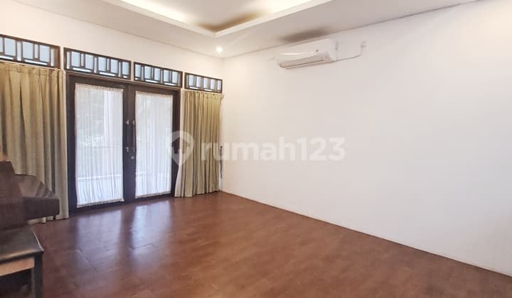 Kawasan Utama Pemukiman dengan Pemandangan Taman Sangat Tenang Gaya Minimalis