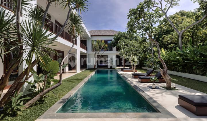 Leasehold - Grand Luxury Villa on One of the Largest Beachside Plots In Petitenget, Seminyak