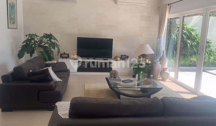 English Translation:
Leasehold - Spacious Renovated Villa With Large Garden In Prime Umalas Location