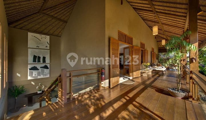 Freehold - Luxurious Balinese Retreat with Spacious Living, Lush Gardens, and Prime Seminyak Location
