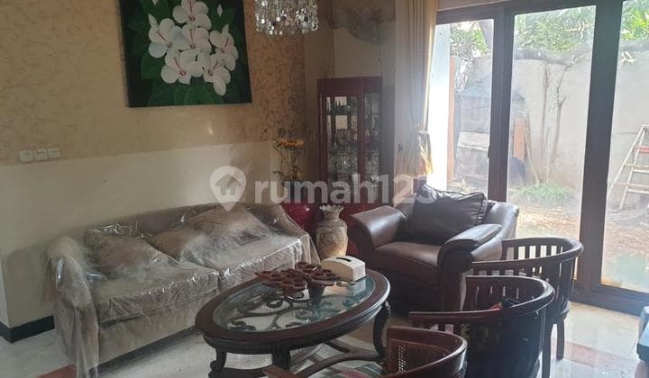 Dijual Rumah Srengseng Kembangan, Luas 679m2, Ada Kolam Renang