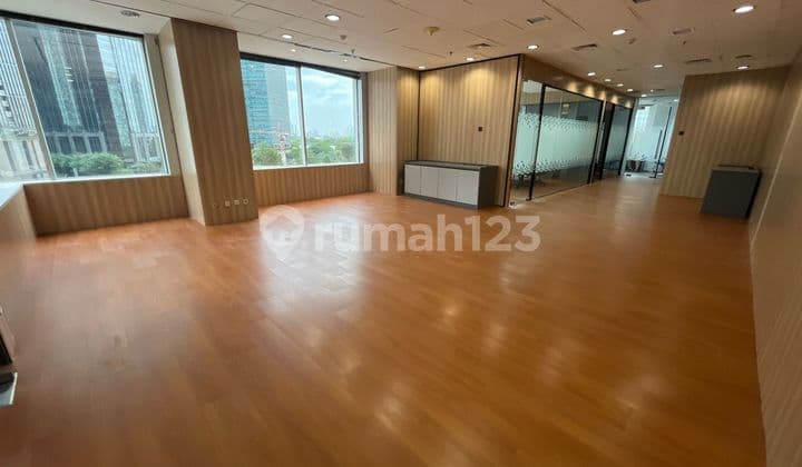 Disewakan Office Space Menara Sudirman, Luas 300m2, Semi Furnished
