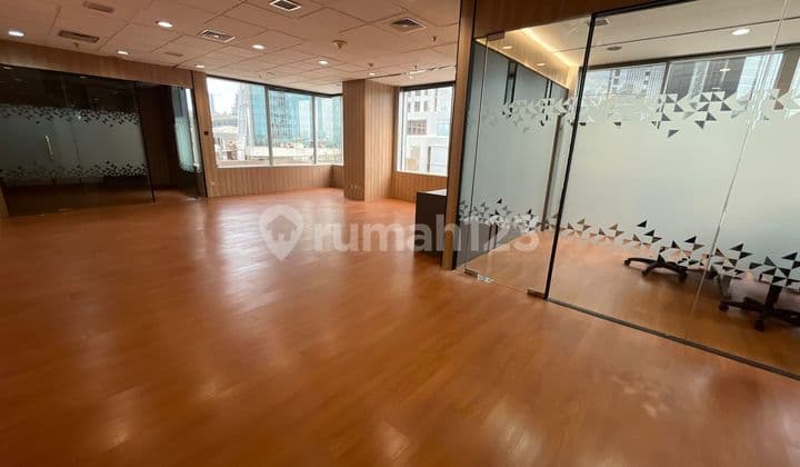 Disewakan Office Space Menara Sudirman, Luas 218m2, Semi Furnished