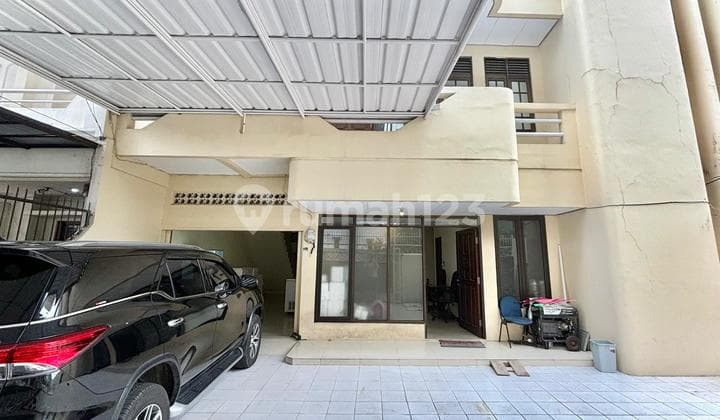 *for sale: House in Pluit Timur Residence Complex*
- Land area: 200m² (length: 20m, width: 10m)
- Building area: 300m², 2 floors
- Electricity: 5500 Watt
- Water: PAM
- Facing: South
- Certificate: Freehold
- Price: Rp 5.8 Billion (negotiable for serious buyers)