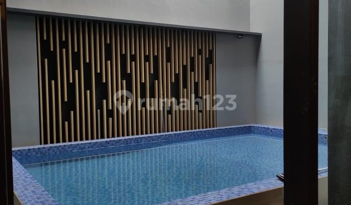 Rumah Boulevard dengan Kolam Renang di Banjar Wijaya