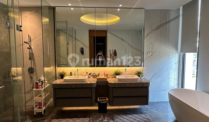 Rumah Mewah dengal Swimming Pool Di kawasan exclusive Lyndon, Navapark, BSD