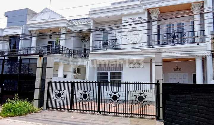 Rumah Design Classic dengan Swimming Pool Pribadi Dalam Komplek Lokasi Strategist Dekat Bpk Penabur dan Toll Limo di Cinere Depok.