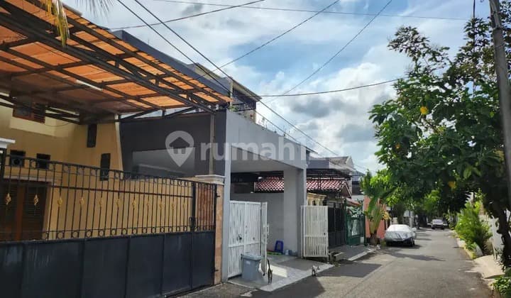 Rumah Dalam Komplek Elit Keamanan Terjaga 24 Jam Lokasi Strategis Dekat Tol Becakayu, Dekat ke Jalan Raya Utama di Kavling Marinir Pondok Kelapa Duren Sawit