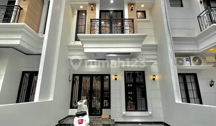 RUMAH DI JAGAKARSA BARU CANTIK DAN MEWAH DESIGN AMERICAN CLASSIC DALAM TOWNHOUSE KEAMANAN 24 JAM