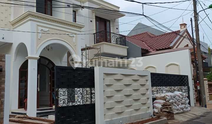 House in Billymoon Marinir Lot, Pondok Kelapa, Strategic Location, Access for 2 Cars, Close to Becakayu Toll Road
