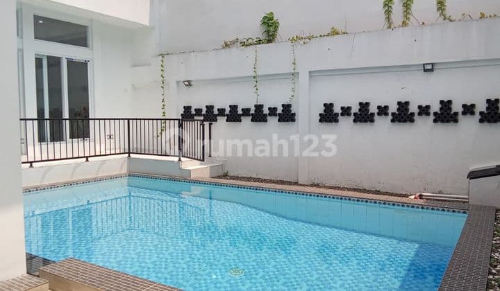 Rumah Design Classic Dengan Swimming Pool Pribadi Dalam Komplek Lokasi Strategist Dekat BPK Penabur dan Toll Limo di Cinere Depok.