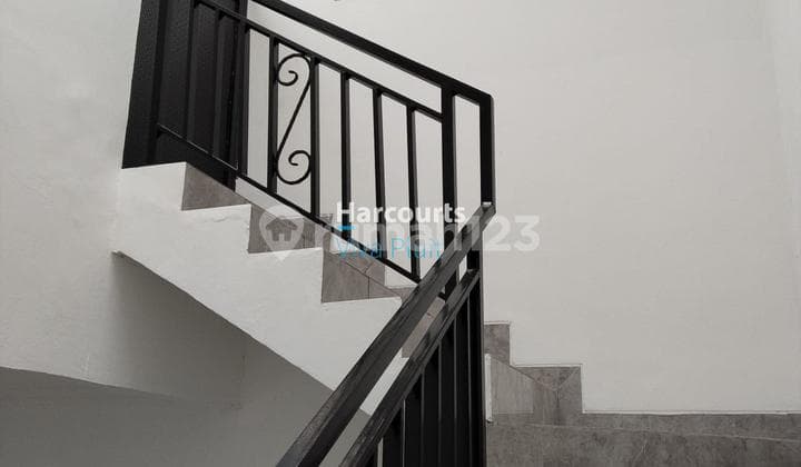 Dijual Rumah 3 Lantai di Muara Karang. Harga Nego