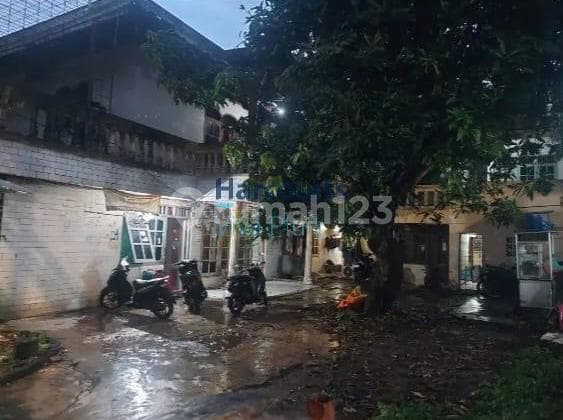 Dijual Rumah Tua Hitung Tanah - Lokasi Strategis di Jalan Petamburan, Jakarta Pusat. Cocok untuk Investasi Maupun Pembangunan Ulang!