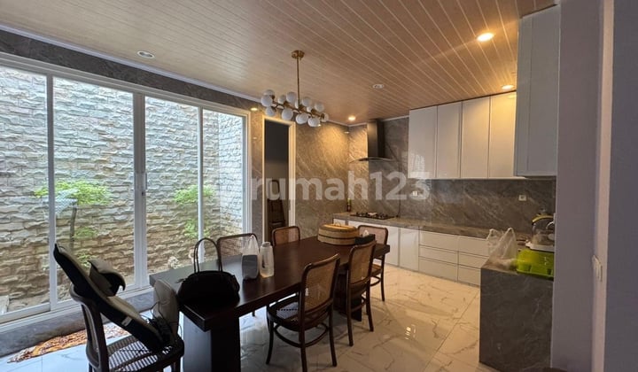 Sewa Rumah Furnished 3Kt 3 Lantai Citraland Utara Surabaya