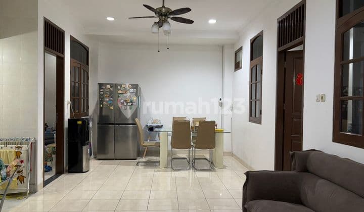 10 Meters Wide House Very Strategic in West Jakarta