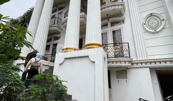 Luxury and magnificent house with a pool. Location in the center of the city, very strategic in Salemba, Central Jakarta.