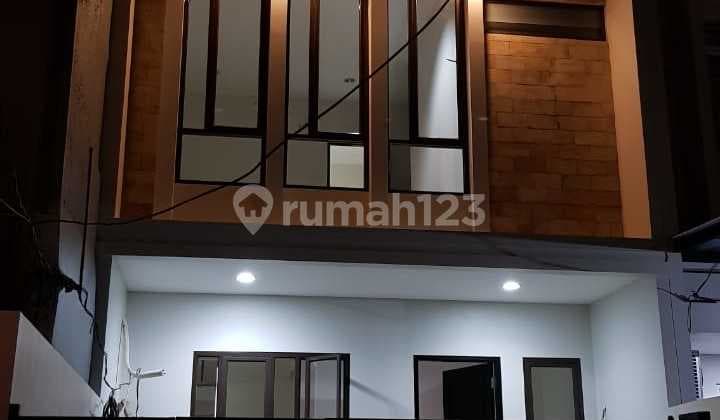 RUMAH BARU 3LANTAI BEBAS BANJIR BERLOKASI STRATEGIS DI TAMAN RATU