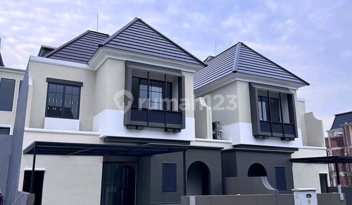 Ready 1 Last Unit Free Ppndtp 100% Rumah American Style 2,5 Lantai With Mezzanine Floor Rumah Baru Selatan 2 Lantai