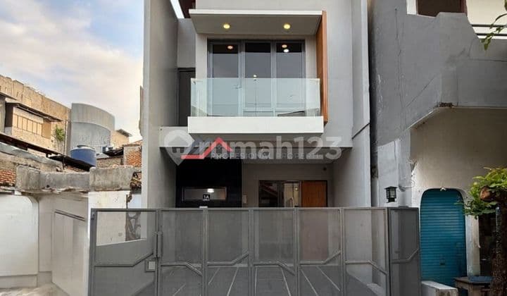 Rumah Baru Minimalis Modern Lokasi Strategis di area Pasar Minggu, Jakarta Selatan