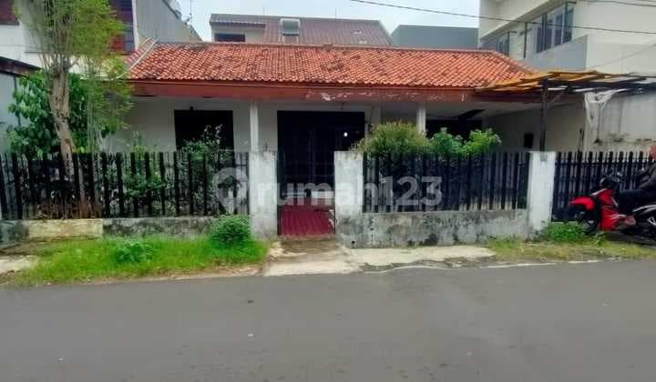 Land-Only House Suitable for Strategic Living in a Comfortable Green Environment, Close to MRT and Fatmawati Toll Road.
