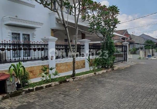 Rumah Mewah dan Asri Posisi Hook di Dalam Kompleks Cocok untuk Hunian dan Investasi di Pamulang, Tangerang Selatan