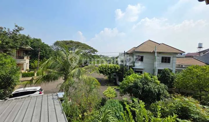 Rumah Asri Dalam Kompleks Taman dan Parkiran Luas di Kemang Pratama, Bekasi