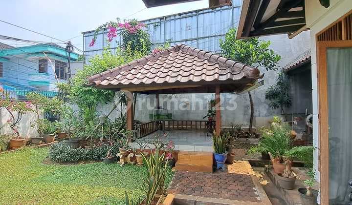 Quick Sale: Charming Move-in Ready House in Strategic Location by the Roadside, Pancoran Area, South Jakarta