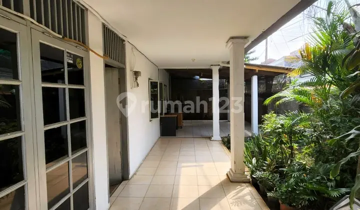 Old House and 7-Room Boarding House Building in Cilandak, South Jakarta