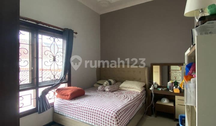 Classic L-Shaped House Ready to Live in Mulyosari Area, Pakuwon City, Babatan Beach