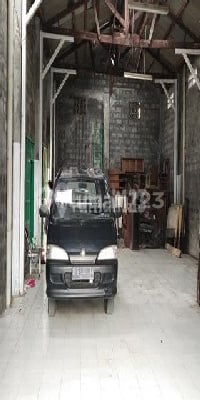 Bangunan Dengan Tanah Luas Di Sadang Bandung