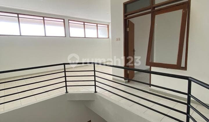Dijual Rumah Renov Murah 2 Lantai di Taman Holis Indah